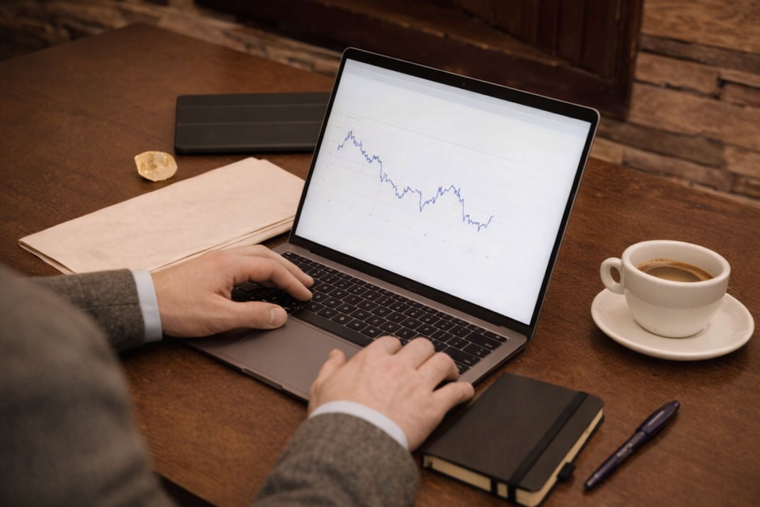 En person analyserar ett linjediagram på en bärbar dator.